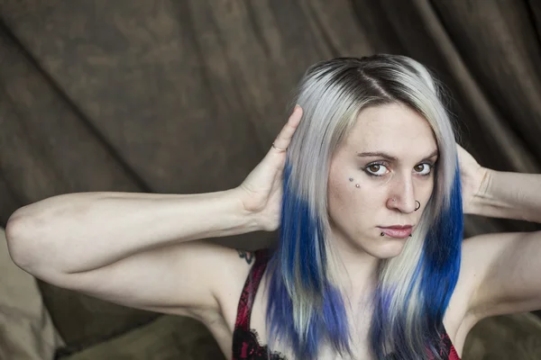 Vacker ung kvinna med blått hår — Stockfoto