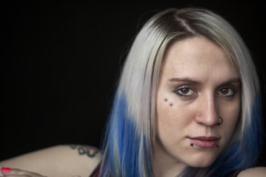 mavi saçlı güzel bir genç kadın