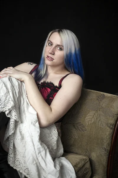 Krásná mladá goth žena s modrými vlasy a červený korzet — Stock fotografie