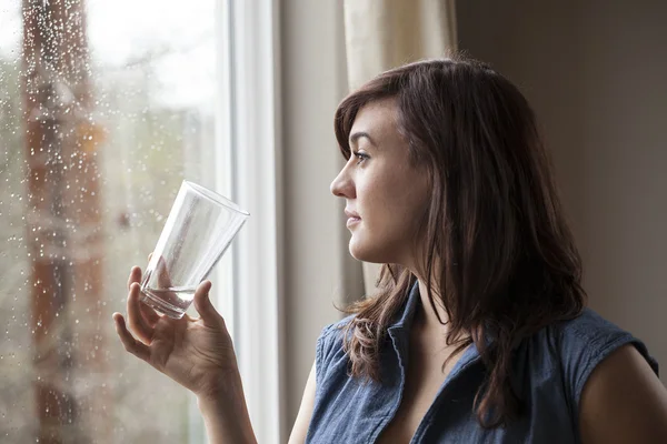 Vacker ung kvinna dricka glas vatten — Stockfoto