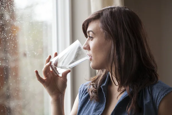 güzel bir genç kadın su içme