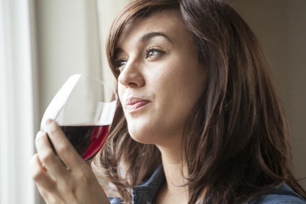 Mujer joven en lencería bebiendo vino tinto —  Fotos de Stock