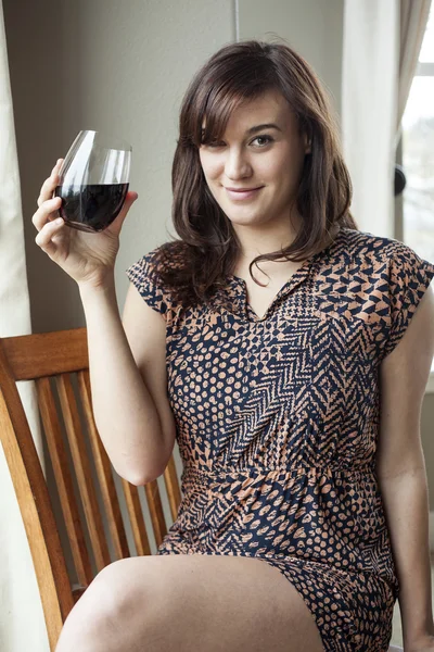 Vacker ung kvinna i dricker rött vin — Stockfoto