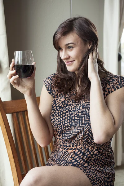 Belle jeune femme en buvant du vin rouge — Photo