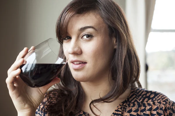 Bella giovane donna nel bere vino rosso — Foto Stock