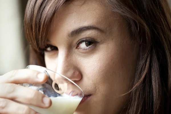 Joven bebiendo leche — Foto de Stock