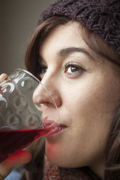 Mulher bonita bebendo copo de suco de cranberry — Fotografia de Stock