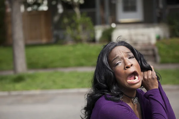 Dehşete kapılmış genç Afro-Amerikan kadın mor top