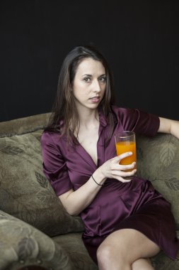 mooie jonge vrouw met glas mango sap