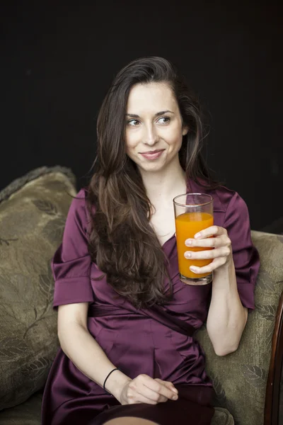 Mooie jonge vrouw met glas mango sap — Stok fotoğraf