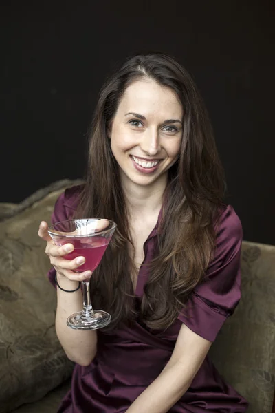 Piękna młoda kobieta trzyma różowe martini — Zdjęcie stockowe