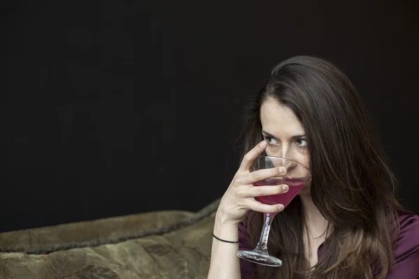 Mulher bonita segurando um Martini rosa — Fotografia de Stock