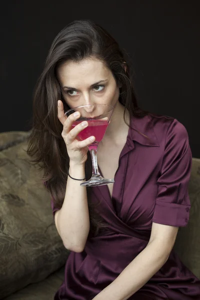 Красивая молодая женщина с розовым мартини — стоковое фото