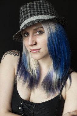 güzel bir genç kadın mavi saçlı, herring kemik şapka