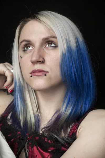 Schöne junge Frau mit blauen Haaren — Stockfoto