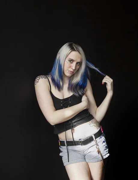 Mulher gótica jovem bonita com cabelo azul e espartilho preto — Fotografia de Stock
