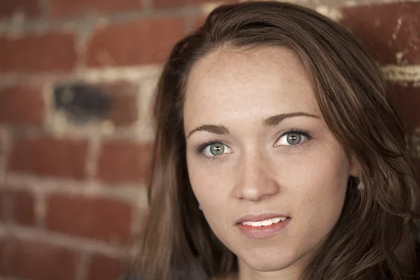 Mujer joven con hermosos ojos verdes — Foto de Stock