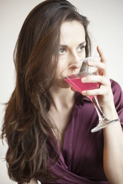 Bella giovane donna in possesso di un Martini rosa — Foto Stock