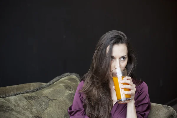 Vacker ung kvinna håller glas mango juice — Stockfoto