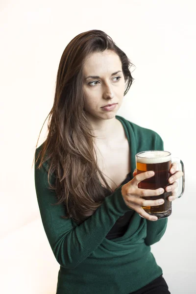 Belle jeune femme tenant tasse de bière — Photo