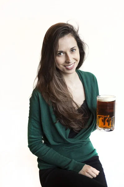 Hermosa mujer joven sosteniendo taza de cerveza — Foto de Stock