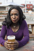 rozzlobený mladé afroamerické žena pije pivo chutnalo