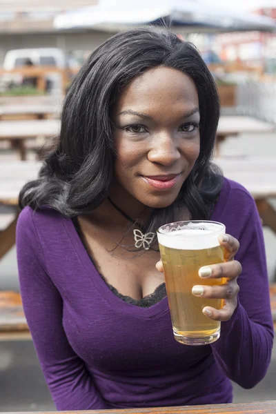 창백한에 일의 젊은 아프리카계 미국인 여자 음료 잔 — 스톡 사진