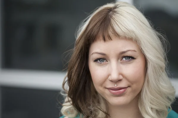 kahverengi ve sarı saçlı güzel genç kadın