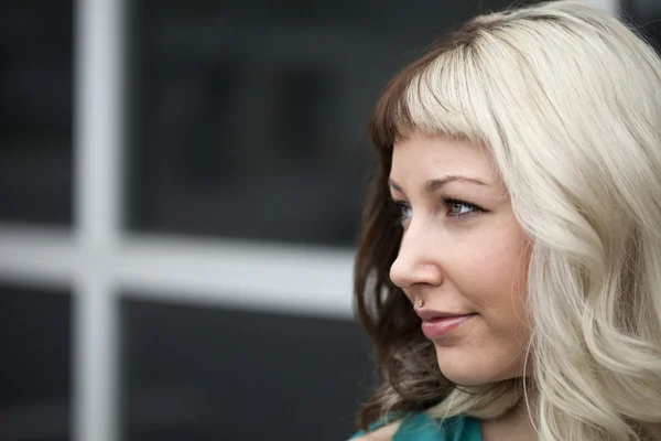 Bella giovane donna con capelli castani e biondi — Foto Stock