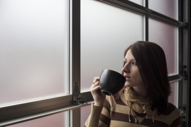 Elinde kahve fincanı tutan kadın..