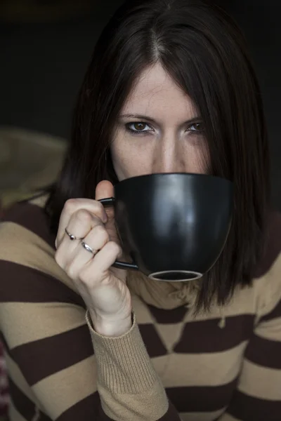 Femme tenant une tasse de café noir. — Photo