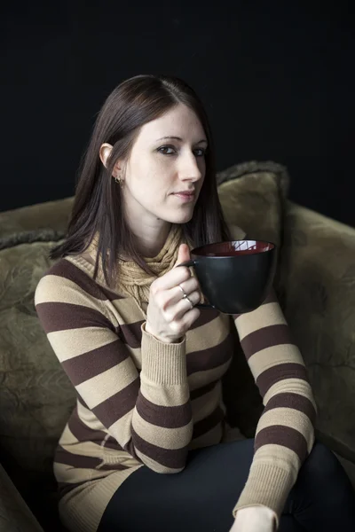 Kobieta trzymająca czarny kubek kawy. — Zdjęcie stockowe
