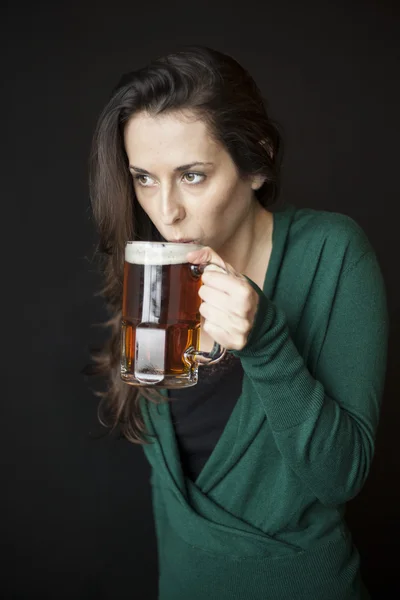 Hermosa mujer joven sosteniendo taza de cerveza —  Fotos de Stock