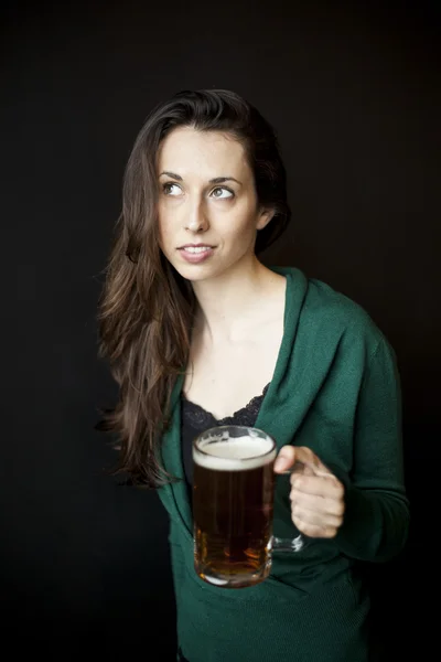 Hermosa mujer joven sosteniendo taza de cerveza — Foto de Stock