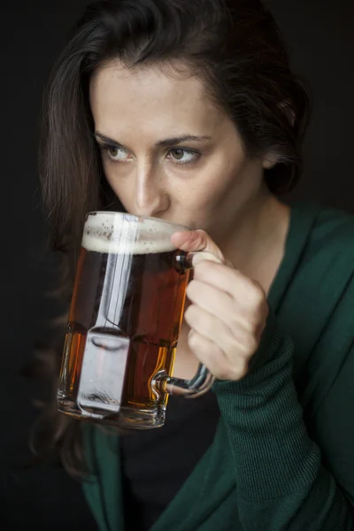 Hermosa mujer joven sosteniendo taza de cerveza —  Fotos de Stock