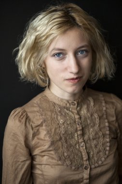 güzel mavi gözlü sarışın genç kadın