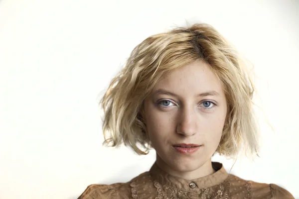 Blonde jonge vrouw met mooie blauwe ogen — Stockfoto