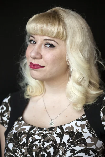 Schöne junge Frau mit blonden Haaren — Stockfoto
