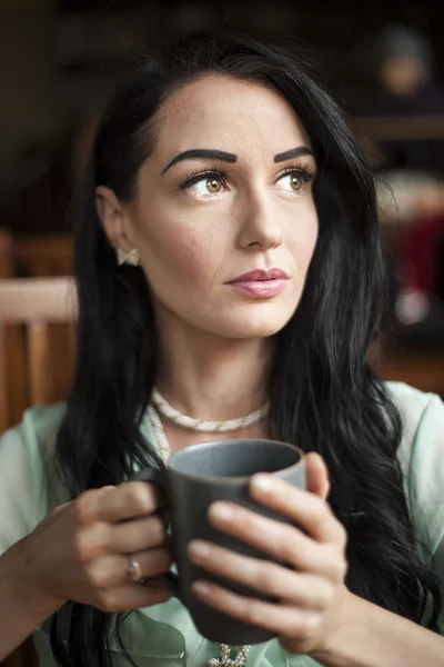 Vacker ung kvinna med brunt hår och ögon — Stockfoto