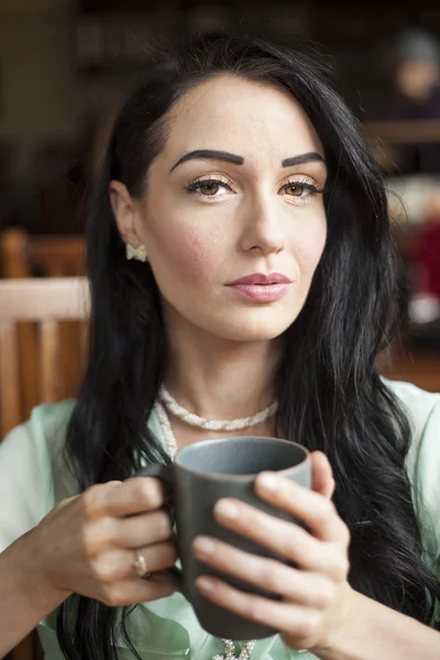 Hermosa joven con cabello castaño y ojos — Foto de Stock