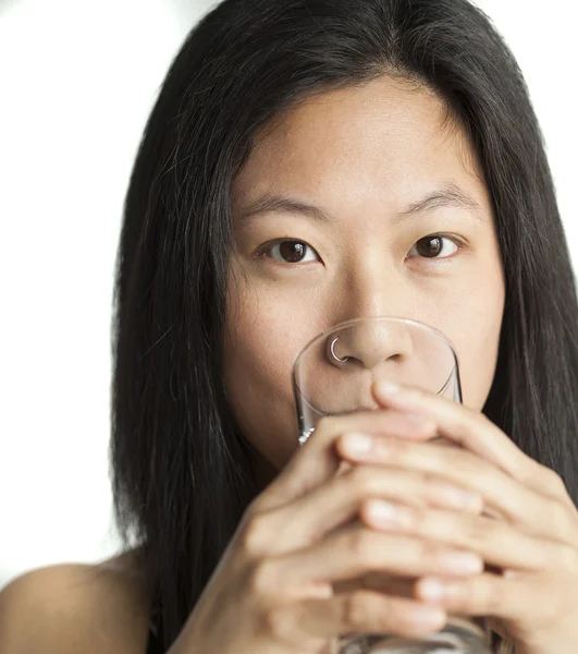 Schöne junge Frau mit braunen Haaren und trinkenden Augen — Stockfoto