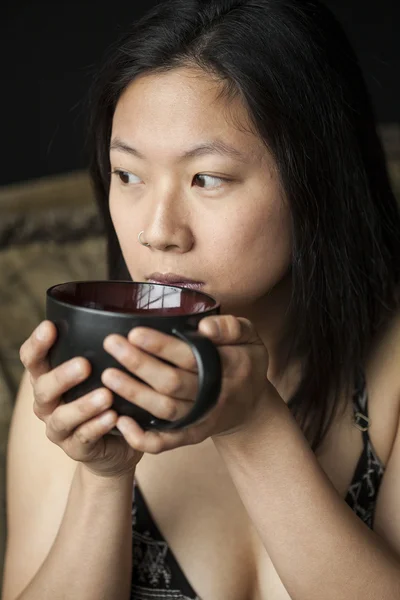 Mulher bonita com cabelos castanhos e olhos com café preto — Fotografia de Stock