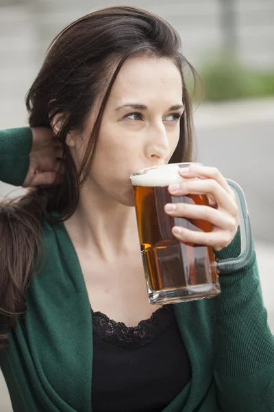 Belle jeune femme tenant tasse de bière — Photo