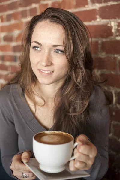 Giovane donna con bellissimi occhi verdi con tazza di caffè bianco — Foto Stock