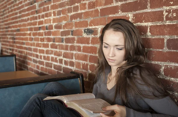 Mujer joven con taza de café blanco lee su Biblia —  Fotos de Stock