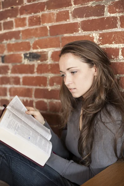 Young Woman with White Coffee Cup Reads Her Bible — Stock Photo, Image