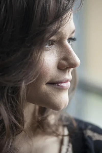 Portrait de belle jeune femme aux cheveux bruns — Photo