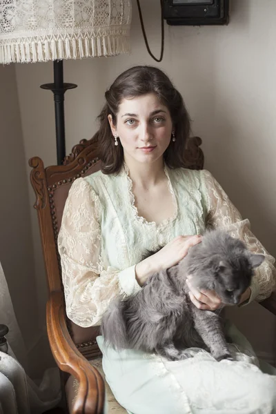 Mujer joven con hermosos ojos verdes en vestido vintage —  Fotos de Stock