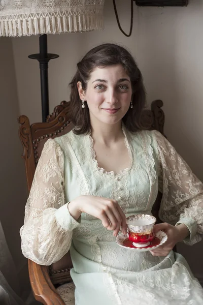 Junge Frau mit schönen grünen Augen im Vintage-Kleid — Stockfoto