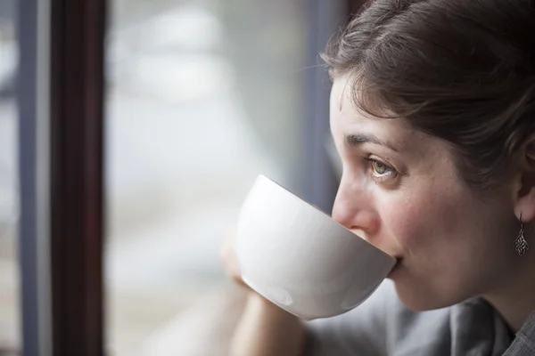 Vacker ung kvinna håller hennes morgon kopp kaffe — Stockfoto